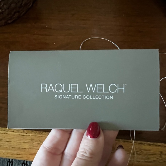 Raquel Welch Simmer Wig-New Never Worn - Picture 6 of 6